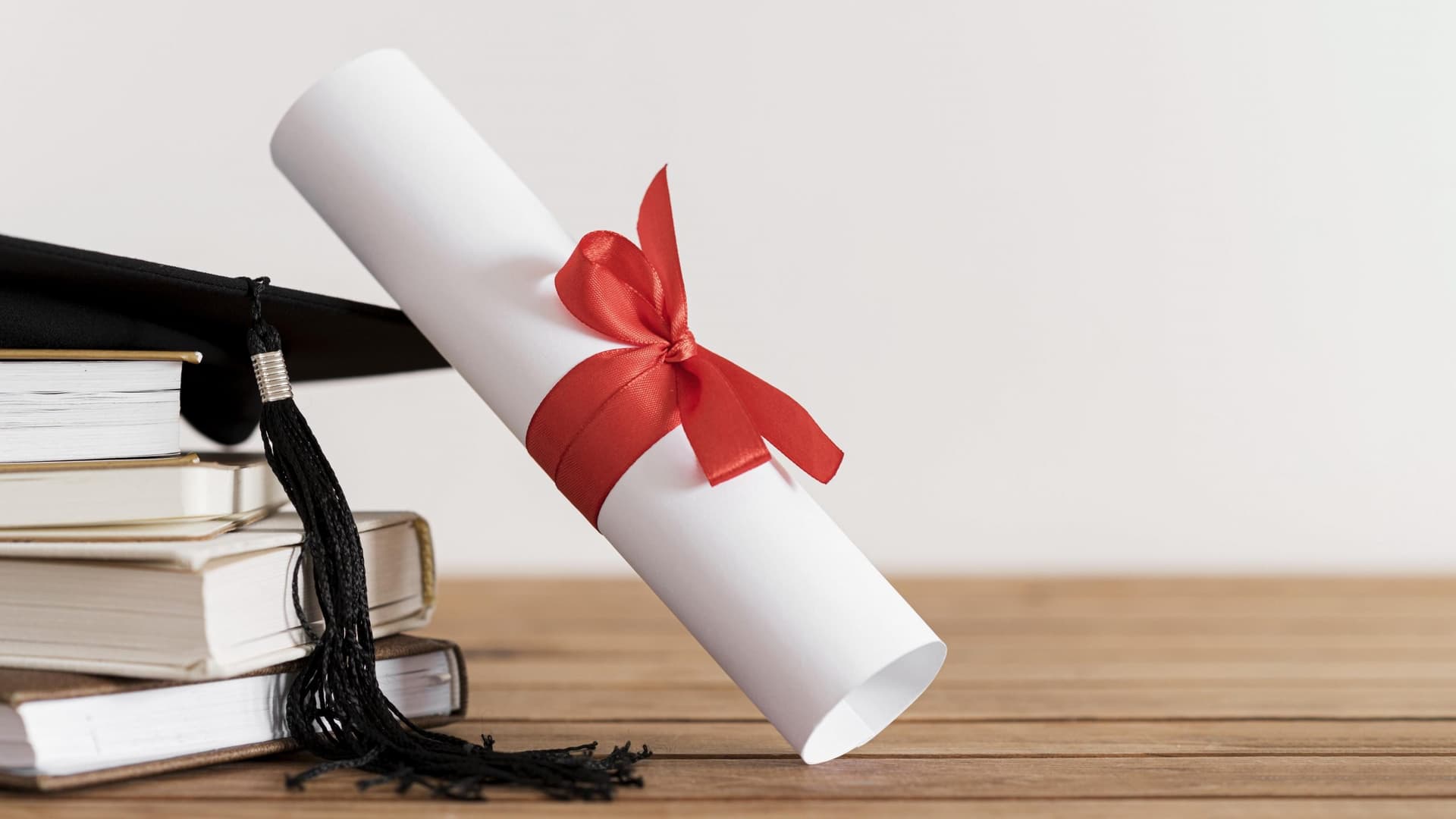 办理国外文凭: Dangers and How BuyDiploma Helps Legally